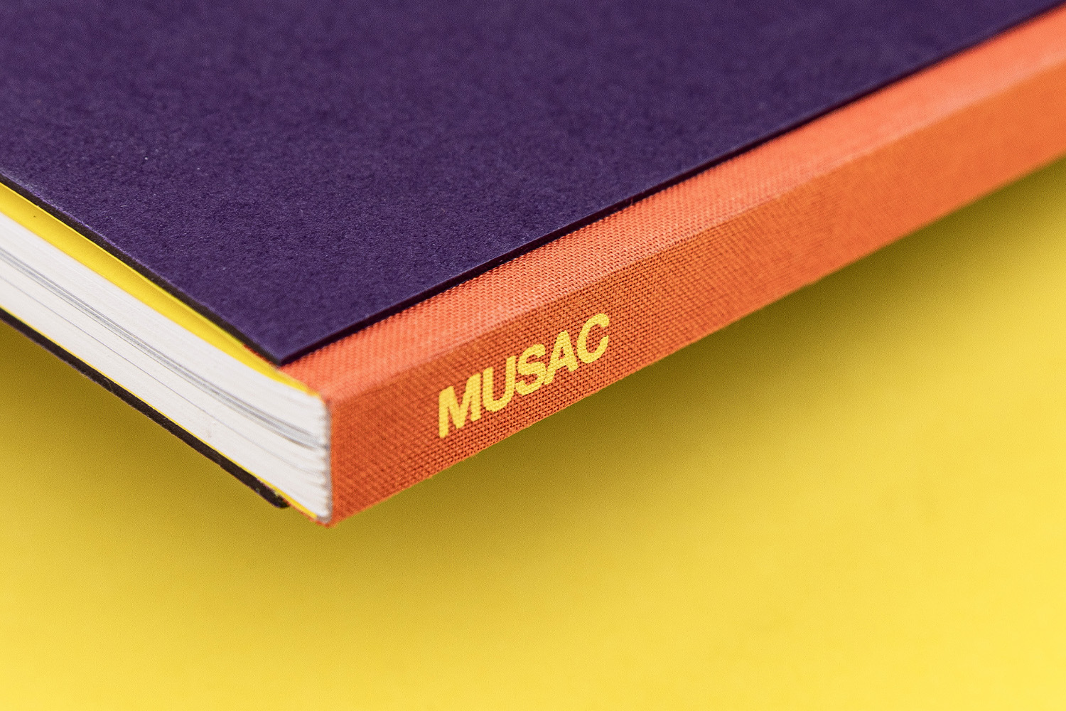 MUSAC Secundino Hernández libro encuadernación bodoniana